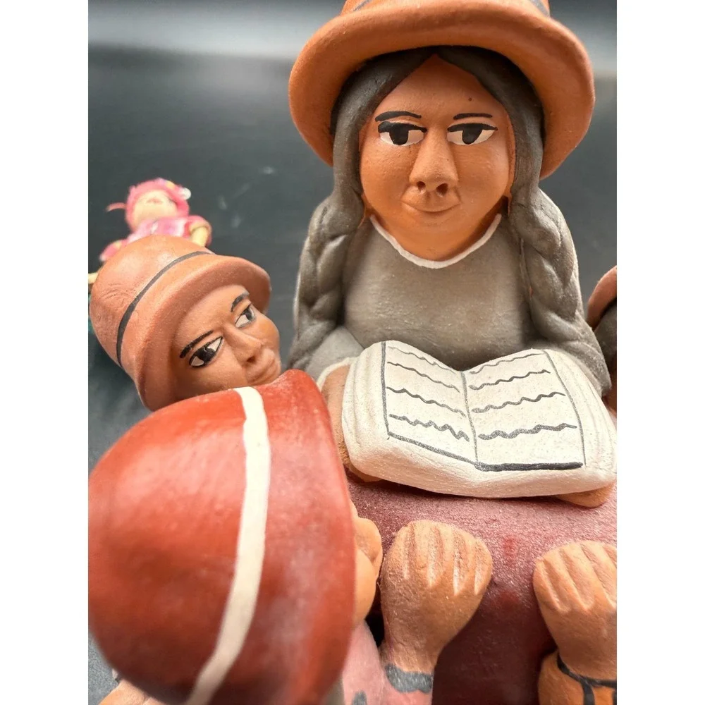 Peruvian Clay Storyteller Signed Maurelio H. w/ 2 Guatemalan Worry Dolls - VTG - Picture 5 of 14
